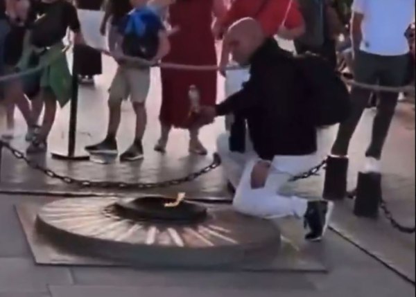 Γαλλία: Οργή για τον άνδρα που αναψε τσιγάρο από τον βωμό του Άγνωστου Στρατιώτη