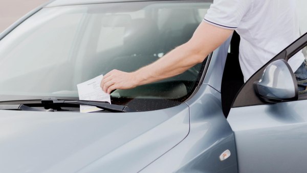 Απάτη με «μαϊμού» κλήσεις της Τροχαίας – Πώς αδειάζουν τραπεζικούς λογαριασμούς