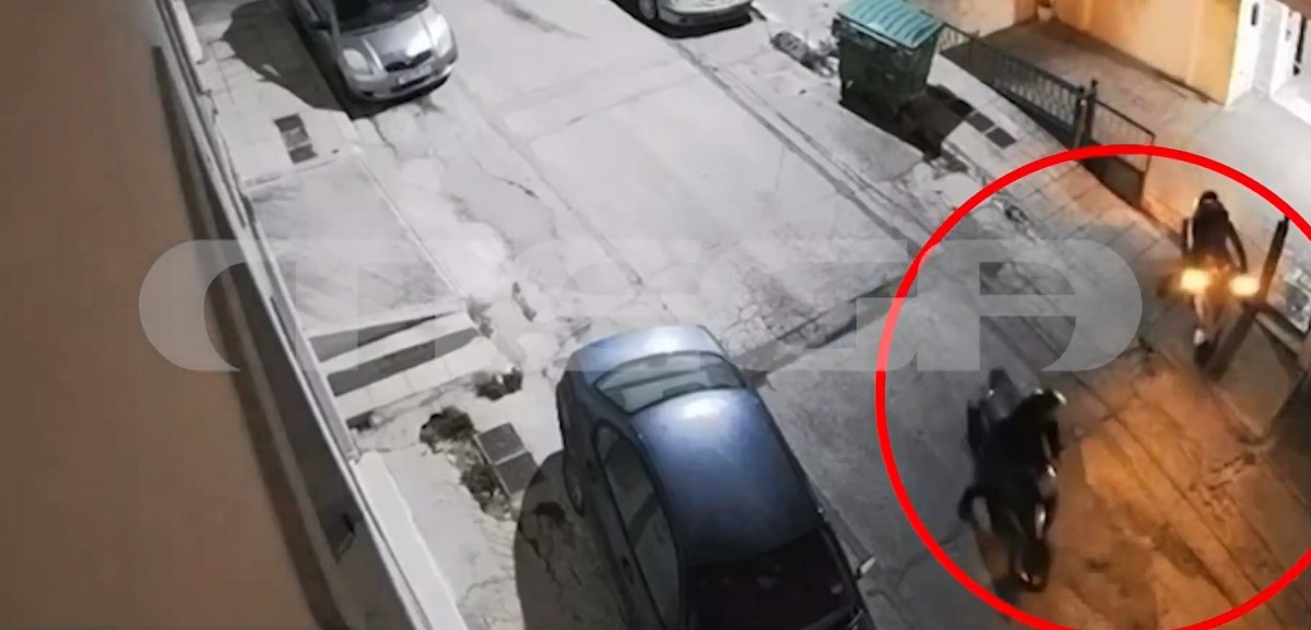 Ηλιούπολη: Καρέ-καρέ κλοπή μοτοσικλέτας από προαύλιο σπιτιού – Πώς να προστατευτείτε από τους δράστες