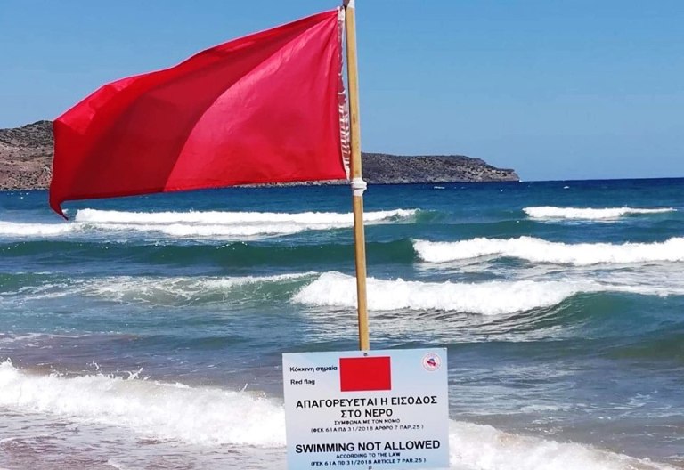 Χανιά: Ναυαγοσώστης εκτός υπηρεσίας έσωσε 5 άτομα που κινδύνευσαν να πνιγούν – «Αγνόησαν την κόκκινη σημαία»
