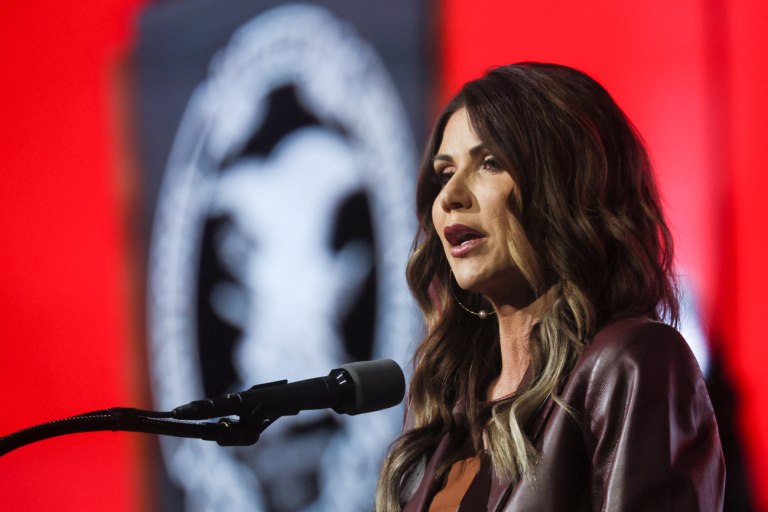 ΗΠΑ: Η Νόεμ απολύει 23 υπαλλήλους της FEMA επικαλούμενη κενά ασφαλείας στον κυβερνοχώρο