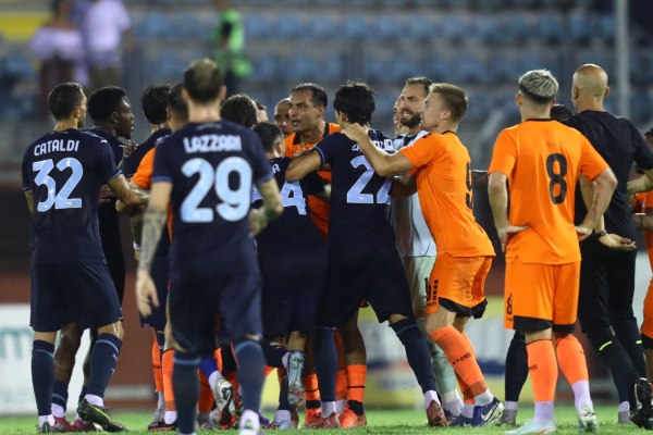 Εγινε χαμός στο φιλικό Λάτσιο-Ατρόμητος: Πλακώθηκαν στο ξύλο οι παίκτες, δυο αποβολές