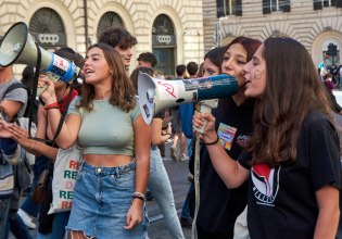 Ευρώπη: Γιατί οι νέοι χάνουν την εμπιστοσύνη τους στη Δημοκρατία – Τι τροφοδοτεί την αγανάκτησή τους