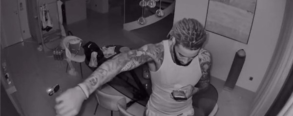 Ο Λεσόρ έβλεπε τα τατουάζ του, μέσω της κάμερας ασφαλείας του σπιτιού του (vid)