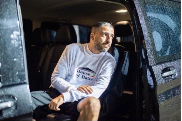 O ΛΕΞ στέλνει μήνυμα από τις διακοπές του – Οι φωτό με τους φίλους του σε χαλαρές στιγμές