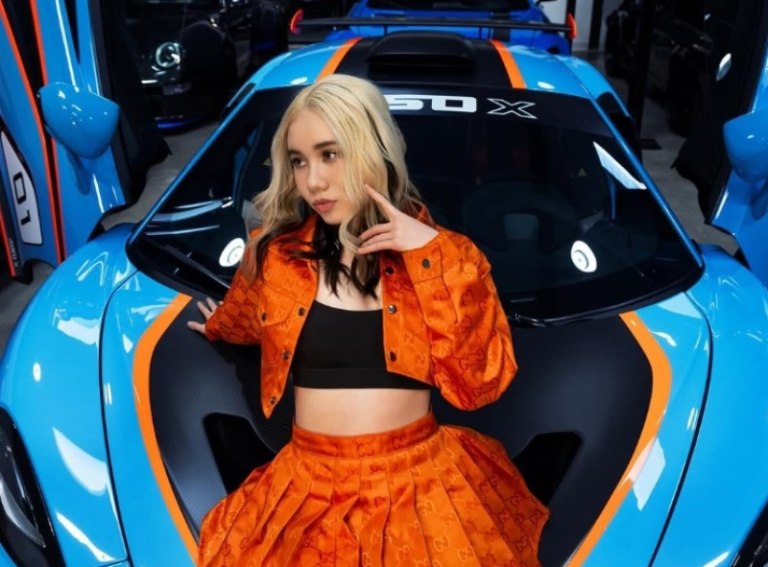 Μοντέλο του OnlyFans αποκαλεί αποτυχημένους όσους εργάζονται οκτάωρο και το διαδίκτυο τη «δικάζει»