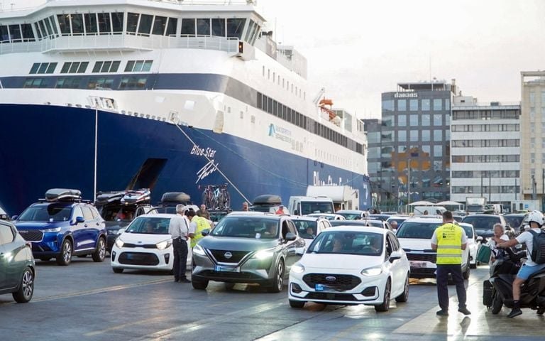 Σταδιακή επιστροφή των αδειούχων του Αυγούστου – Γεμάτα επιστρέφουν τα πλοία σε Πειραιά, Ραφήνα και Λαύριο