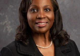 Ο Τραμπ απέλυσε τη διοικητή της Ομοσπονδιακής Τράπεζας Λίζα Κουκ