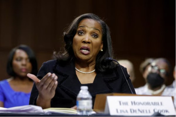 Ο Τραμπ απέλυσε τη διοικητή της Ομοσπονδιακής Τράπεζας Λίζα Κουκ