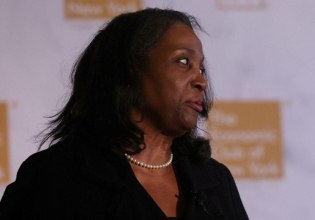 Ποια είναι η Λίζα Κουκ της Fed που θέλει να απολύσει ο Τραμπ