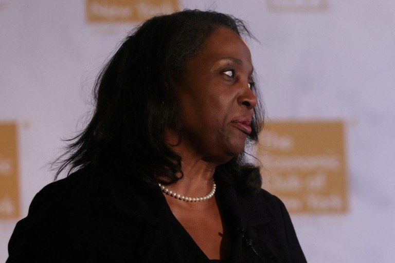 Ποια είναι η Λίζα Κουκ της Fed που θέλει να απολύσει ο Τραμπ