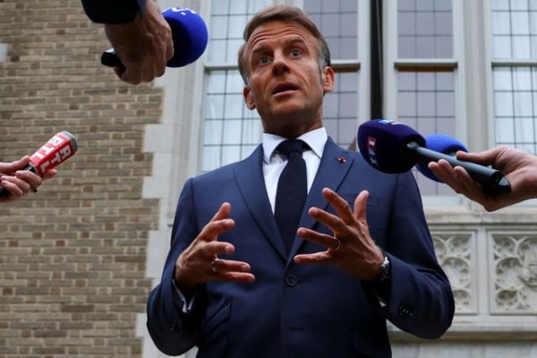 Ουκρανία: Ενας «ρωμαλέος ουκρανικός στρατός» πρέπει να περιλαμβάνεται στις εγγυήσεις ασφαλείας, λέει ο Μακρόν