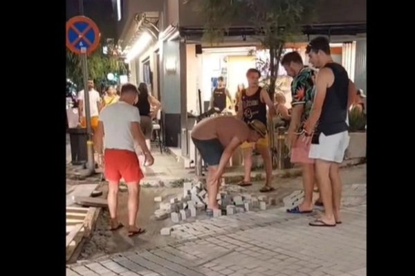 Κρήτη: Τουρίστες στα Μάλια έβαλαν… πλάτη στην πλακόστρωση του οικισμού