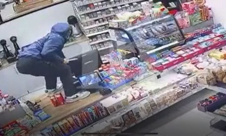 Συνελήφθη 24χρονος που λήστευε μίνι μάρκετ στη Νέα Σμύρνη – Βίντεο ντοκουμέντα