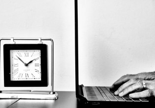 Ζητούνται «δεθελοντές» για 13ωρη εργασία – Ειδικοί καταρρίπτουν τις «προφάσεις εν αμαρτίαις» της κυβέρνησης