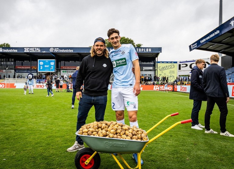 Απίστευτο: Ποδοσφαιριστής στη Δανία βγήκε MVP κι έλαβε ως βραβείο… 55 κιλά πατάτες!