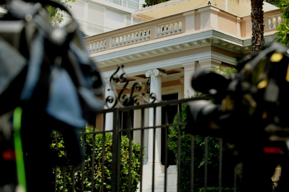 Τα «αναπάντητα ερωτήματα» από το ΠΑΣΟΚ, στη «σέντρα» από την κυβέρνηση