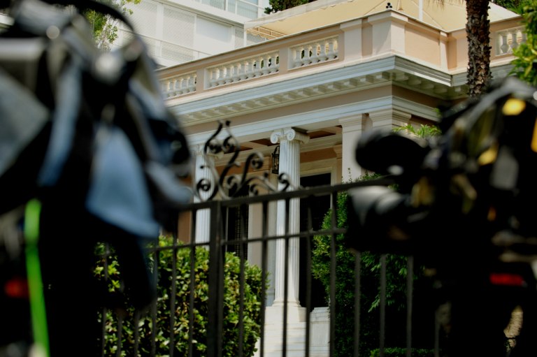 Τα «αναπάντητα ερωτήματα» από το ΠΑΣΟΚ, στη «σέντρα» από την κυβέρνηση