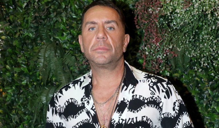 «Με τύλιξαν σε μία κόλλα χαρτί»: Ο Γιώργος Μαζωνάκης απαντά για τον εγκλεισμό του σε ψυχιατρική κλινική