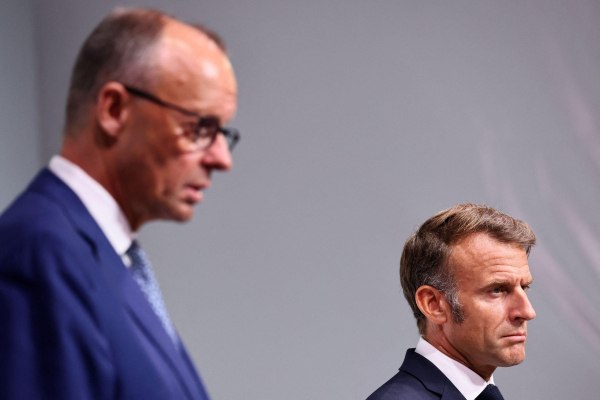 Μερτς – Μακρόν ζητούν νέες κυρώσεις σε εταιρείες που στηρίζουν τη Ρωσία