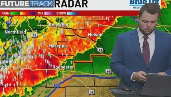 Μετεωρολόγος σταμάτησε την ζωντανή μετάδοση για να… στείλει μήνυμα στην σύζυγό του