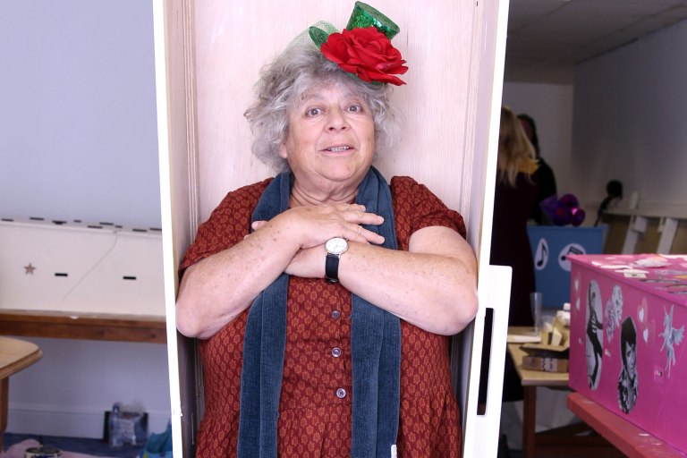 Η Μίριαμ Μαργκόλις του Χάρι Πότερ δοκιμάζει φέρετρα, ζητά «να την αποτελειώσουν» αν η υγεία της επιδεινωθεί