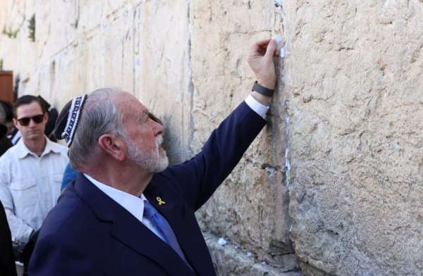 Ισραήλ: Σπάνιας αγριότητας επίθεση του πρεσβευτή των ΗΠΑ στον πρωθυπουργό της Βρετανίας