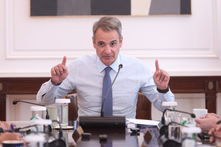 Σκληρή αντιπαράθεση κυβέρνησης – αντιπολίτευσης μετά τις θριαμβολογίες Μητσοτάκη – Οι αντιδράσεις σε ΠΑΣΟΚ και ΣΥΡΙΖΑ