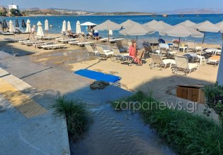 Κρήτη: Γέμισε λύματα παραλία στα Χανιά – Ποτάμι ο δρόμος, έντονη οσμή