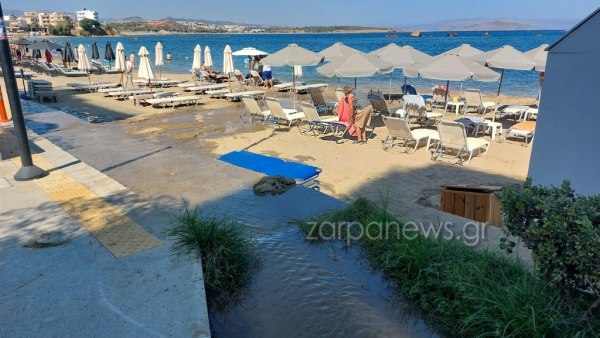 Κρήτη: Γέμισε λύματα παραλία στα Χανιά – Ποτάμι ο δρόμος, έντονη οσμή