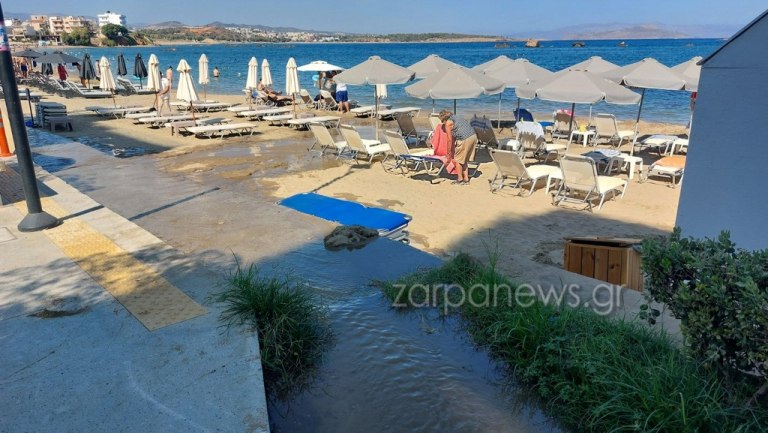 Κρήτη: Γέμισε λύματα παραλία στα Χανιά – Ποτάμι ο δρόμος, έντονη οσμή