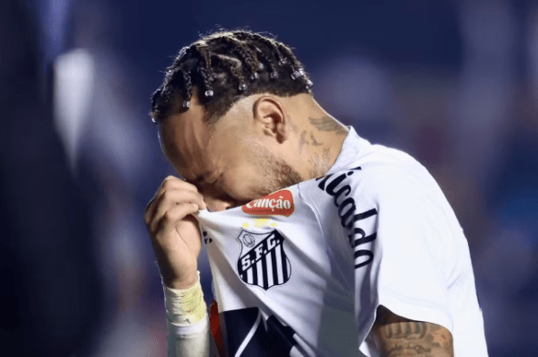 Η μεγάλη… αντίφαση για Νεϊμάρ: Πρώτα βραβεύτηκε από τη Σάντος και μετά έβαλε τα… κλάματα για την εξάρα (pics, vid)