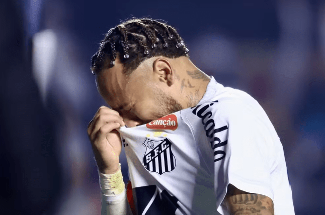 Η μεγάλη… αντίφαση για Νεϊμάρ: Πρώτα βραβεύτηκε από τη Σάντος και μετά έβαλε τα… κλάματα για την εξάρα (pics, vid)