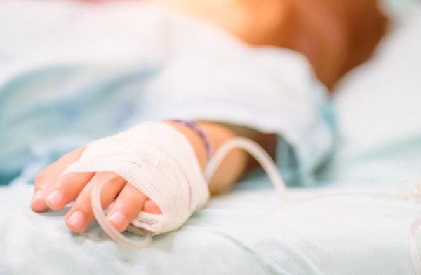 Θεσσαλονίκη: Σε κρίσιμη κατάσταση ο 8χρονος που έπεσε από μπαλκόνι