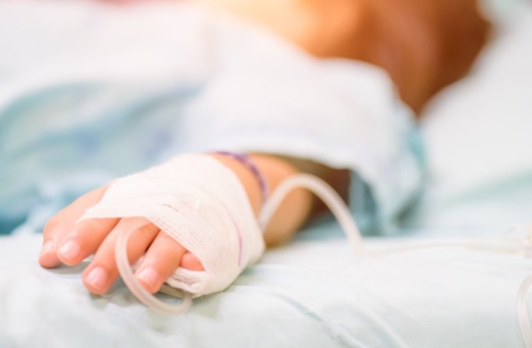 Θεσσαλονίκη: Σε κρίσιμη κατάσταση ο 8χρονος που έπεσε από μπαλκόνι