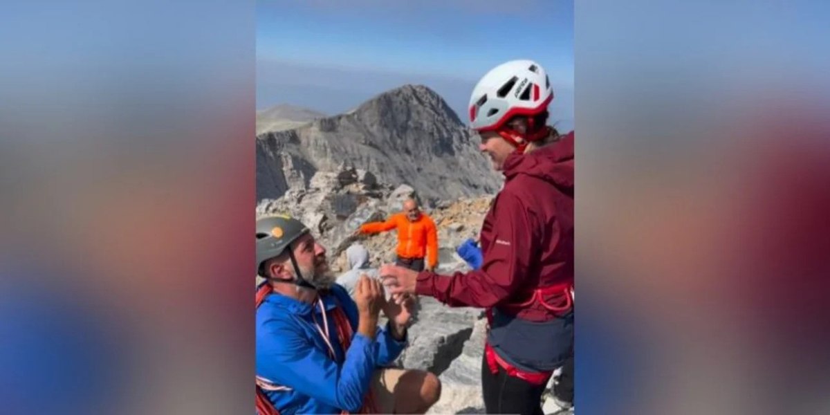 Η πιο ρομαντική πρόταση γάμου από την κορυφή του Ολύμπου