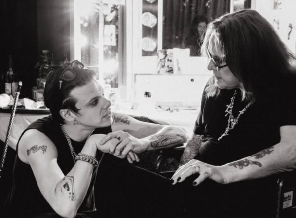 Η σχέση «πατέρα-γιου», το δώρο και τα συγκινητικά λόγια: Ο Yungblud για τον Όζι Όσμπορν