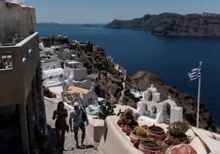 Βενετία, Σαντορίνη, Βαρκελώνη: «Πνίγονται» από τον μαζικό τουρισμό και αντιδρούν