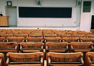 Μη κρατικά ΑΕΙ: Το υπ. Παιδείας ξεκίνησε να μοιράζει άδειες χωρίς να έχει πιστοποιήσει τα προγράμματα σπουδών