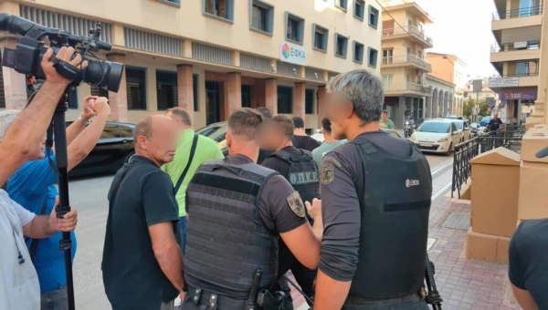 «Κάψατε την Πάτρα, ντροπή σας» – Προπηλάκισαν τους δύο κατηγορούμενους για εμπρησμό – Πήραν προθεσμία να απολογηθούν