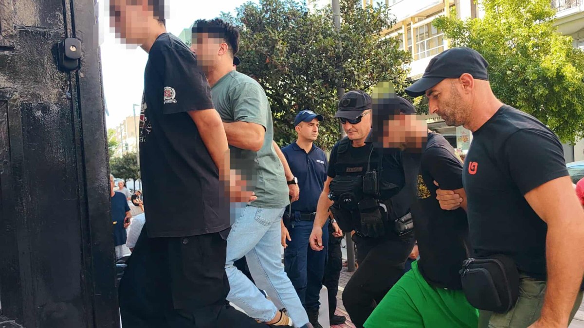 Πάτρα: Άλλαξαν τις αρχικές τους καταθέσεις οι δύο κατηγορούμενοι για εμπρησμό – «Είχαμε πάει να δούμε τη φωτιά»