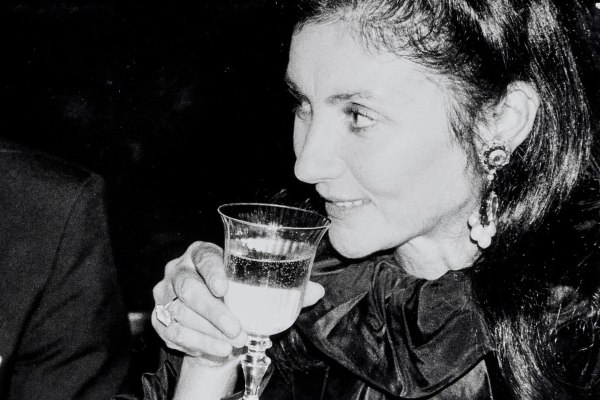 Pauline Karpidas: Μέσα στη θρυλική δημοπρασία της grand dame και φίλης του Αλέξανδρου Ιόλα – «H Peggy Guggenheim της Ευρώπης»