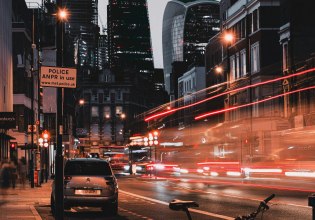 Μέσα στη βουή του δρόμου: Ποια χώρα στην Ευρώπη υποφέρει περισσότερο από την ηχορύπανση;