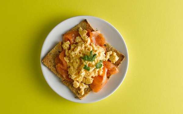 Συνταγή: Στραπατσάδα με καπνιστό σολομό