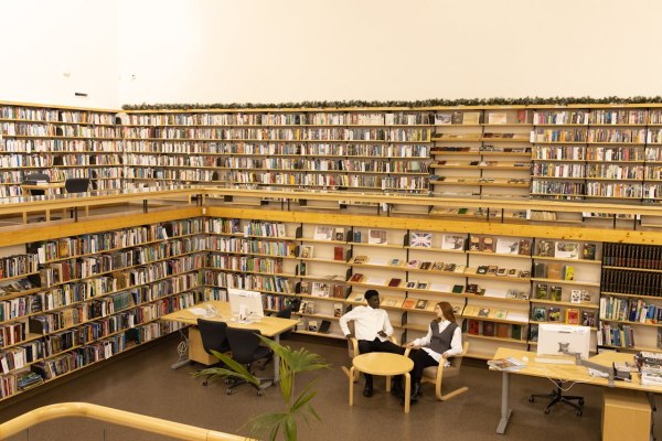 Από τις αίθουσες στην αγορά εργασίας: Το χάσμα που μοιάζει να μην κλείνει και οι γέφυρες που χτίζονται