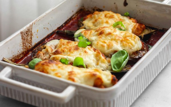 Συνταγή: Γεμιστές μελιτζάνες με φέτα και ρόδι