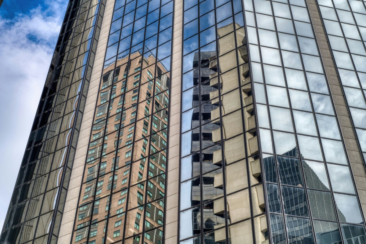 Αφόρητη η εργασία στα «γυάλινα γραφεία»