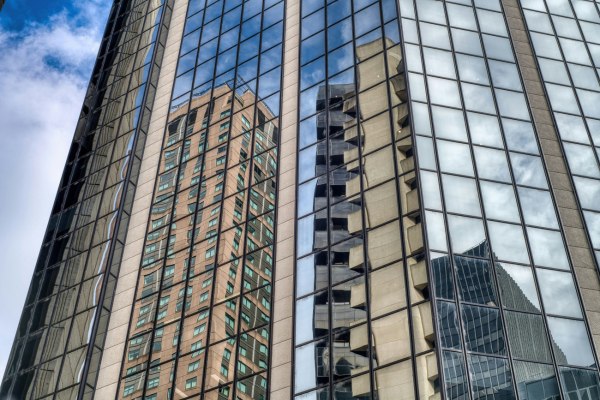 Αφόρητη η εργασία στα «γυάλινα γραφεία»