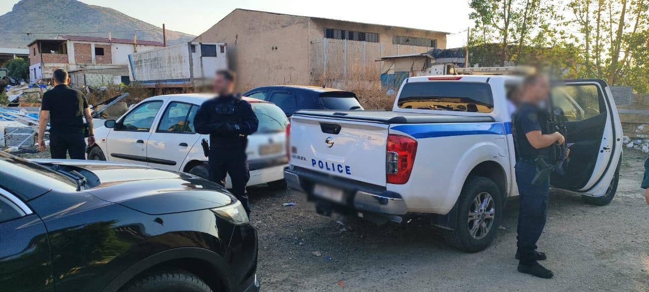 εικόνα που δείχνει αστυνομικούς στο σημείο όπου σημειώθηκε η άγρια συμπλοκή στον Ασπρόπυργο