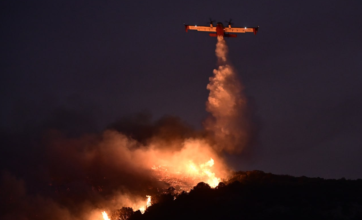 Φωτιά στην Κερατέα: Οι ηρωικές ρίψεις νερού από Canadair μετά τη δύση του ήλιου